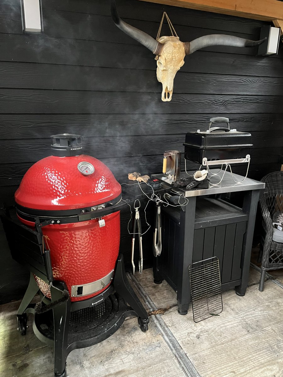 De BBQ setup van René — rode Kamado Joe met rookwolkje en side table