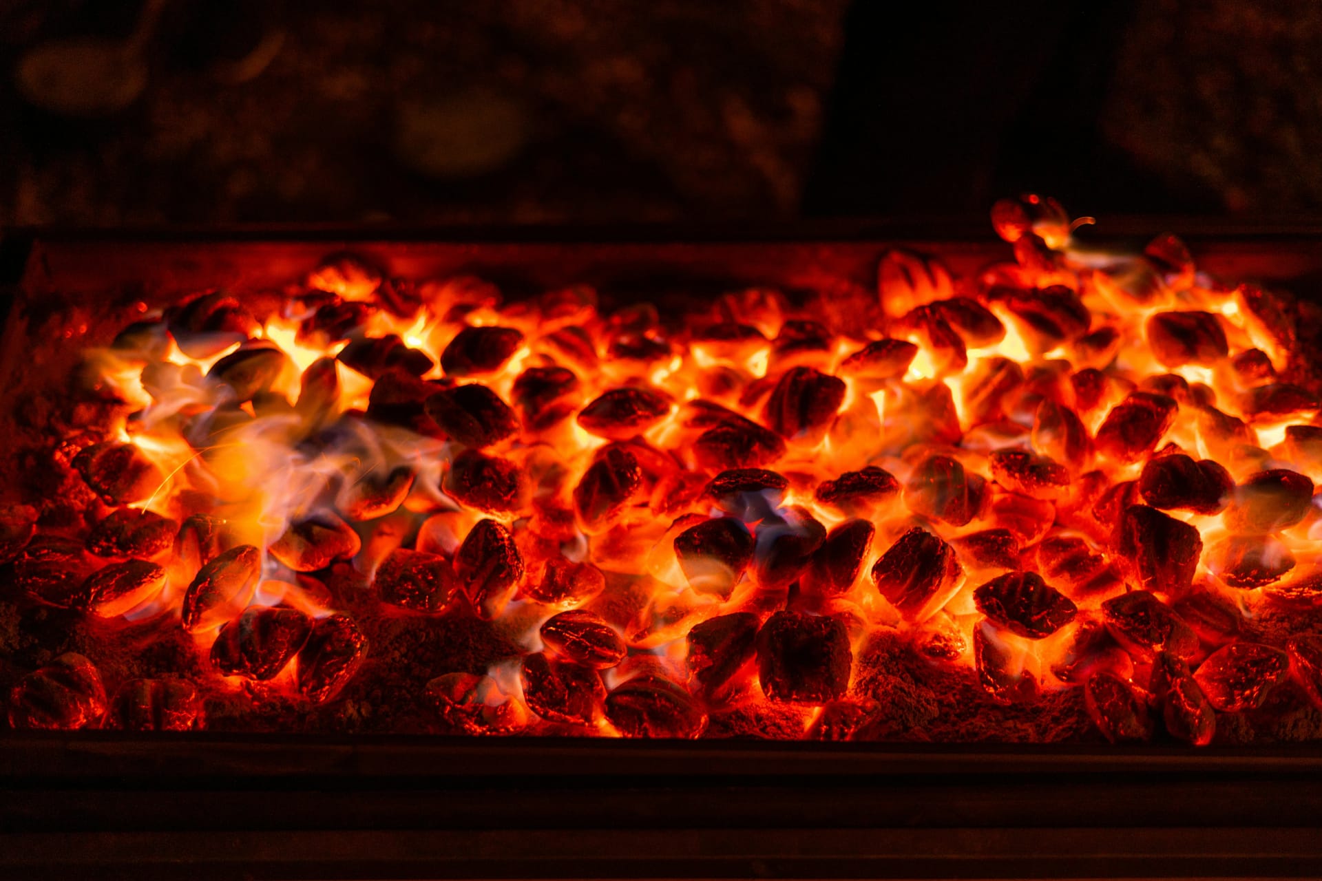 Gloeiende houtskool in de BBQ